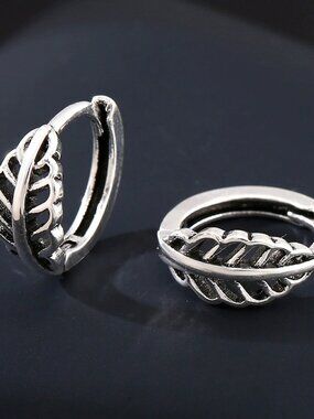 🌿 Vintage Distressed Leaf Earrings